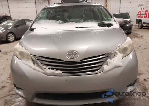 2013 Toyota Sienna Xle V6 8 Passenger z USA, uszkodzony, nr VIN 5TDYK3DC6DS395081